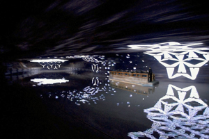Klang- und Lichtinstallationen machen die Fahrt über den Spiegelsee zum mystischen Erlebnis. Foto: djd/Südsalz GmbH