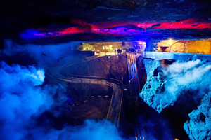 Geheimnisvolle Unterwelt: Die SalzZeitReise ist mehr als eine Besichtigungstour. Foto: djd/Südsalz GmbH
