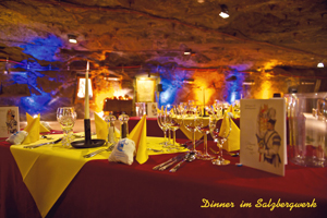 Dinner im Salzbergwerk: Zu bestimmten Terminen können Besucher ein festliches Abendessen in einzigartigem Ambiente genießen. Foto: djd/Südsalz GmbH