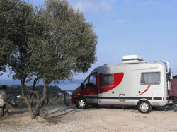 Ein modernes Wohnmobil ist ideal für den Camping-Urlaub