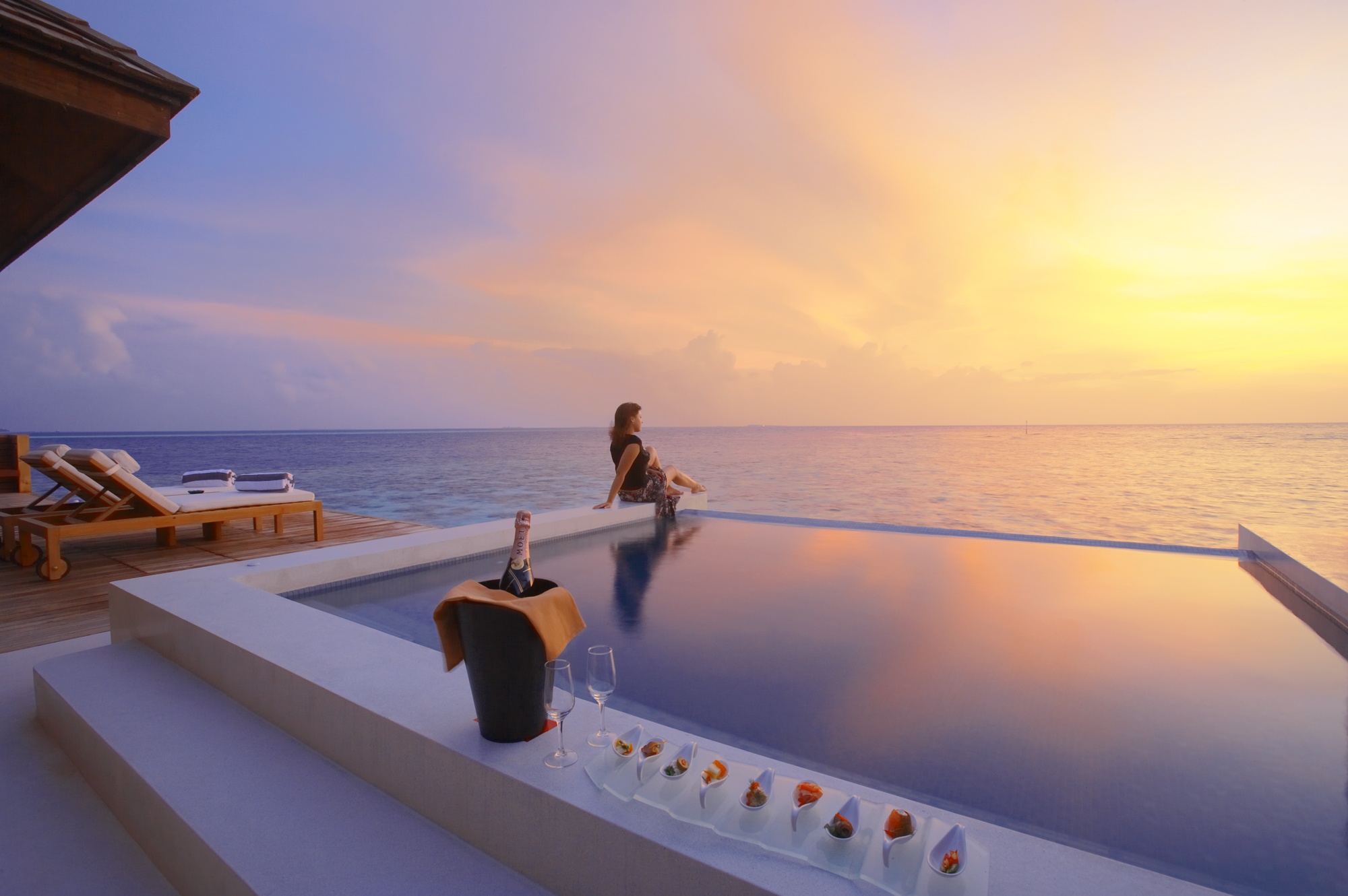Hotel Lily Beach Resort - abends am Pool Bild: Hotel