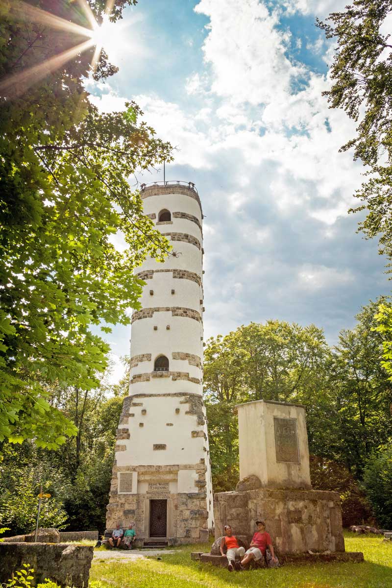 Der Aussichtsturm auf der Hohen Warte steht Besuchern offen. Foto: djd/hochgehberge/Angela Hammer