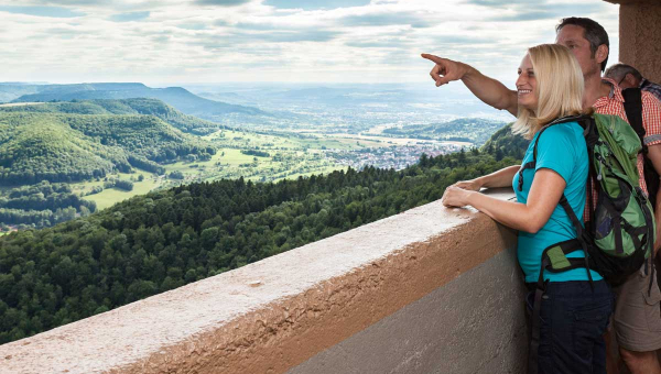 Vom Aussichtsturm Rossberg eröffnet sich ein weiter Blick über die Schwäbische Alb bis hin zum Schwarzwald. Foto: djd/hochgehberge/Angela Hammer