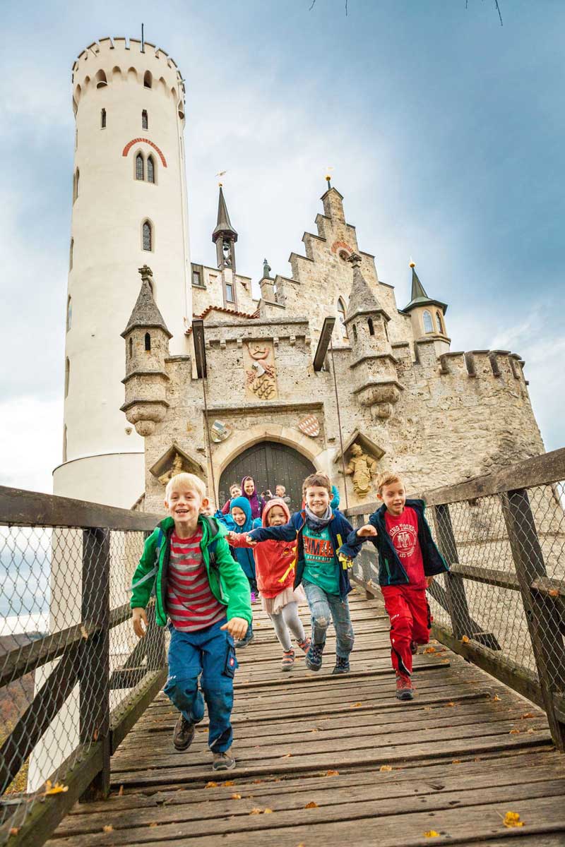 Das märchenhafte Schloss Lichtenstein ist auch für Kinder ein spannendes Ausflugsziel. Foto: djd/hochgehberge/Angela Hammer