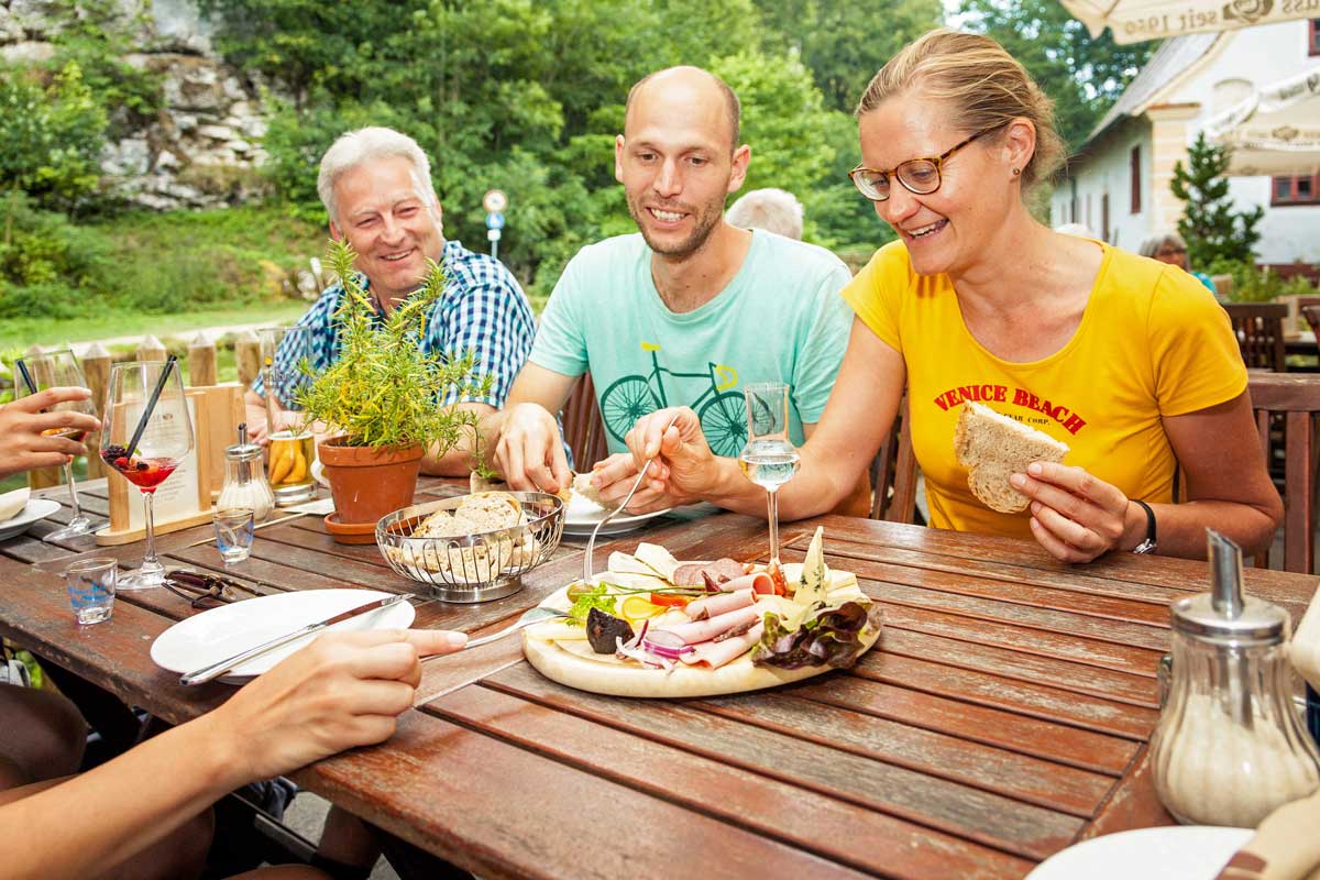 Einkehren und die regionaltypischen Gerichte probieren: Das gehört zu einer zünftigen Wanderung dazu. Foto: djd/hochgehberge/Angela Hammer