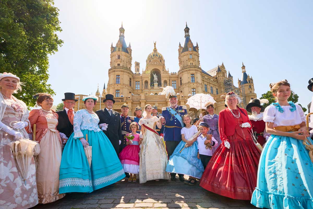 Schlossfest Schwerin: Mehr als 150 Kostümierte lassen am Samstag beim historischen Schlossfest das Jahr 1857 wieder aufleben. © Stadtmarketing GmbH/Oliver Borchert