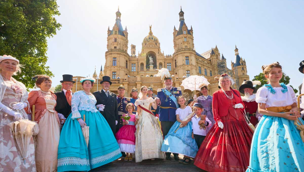 Schlossfest Schwerin: Mehr als 150 Kostümierte lassen am Samstag beim historischen Schlossfest das Jahr 1857 wieder aufleben. © Stadtmarketing GmbH/Oliver Borchert
