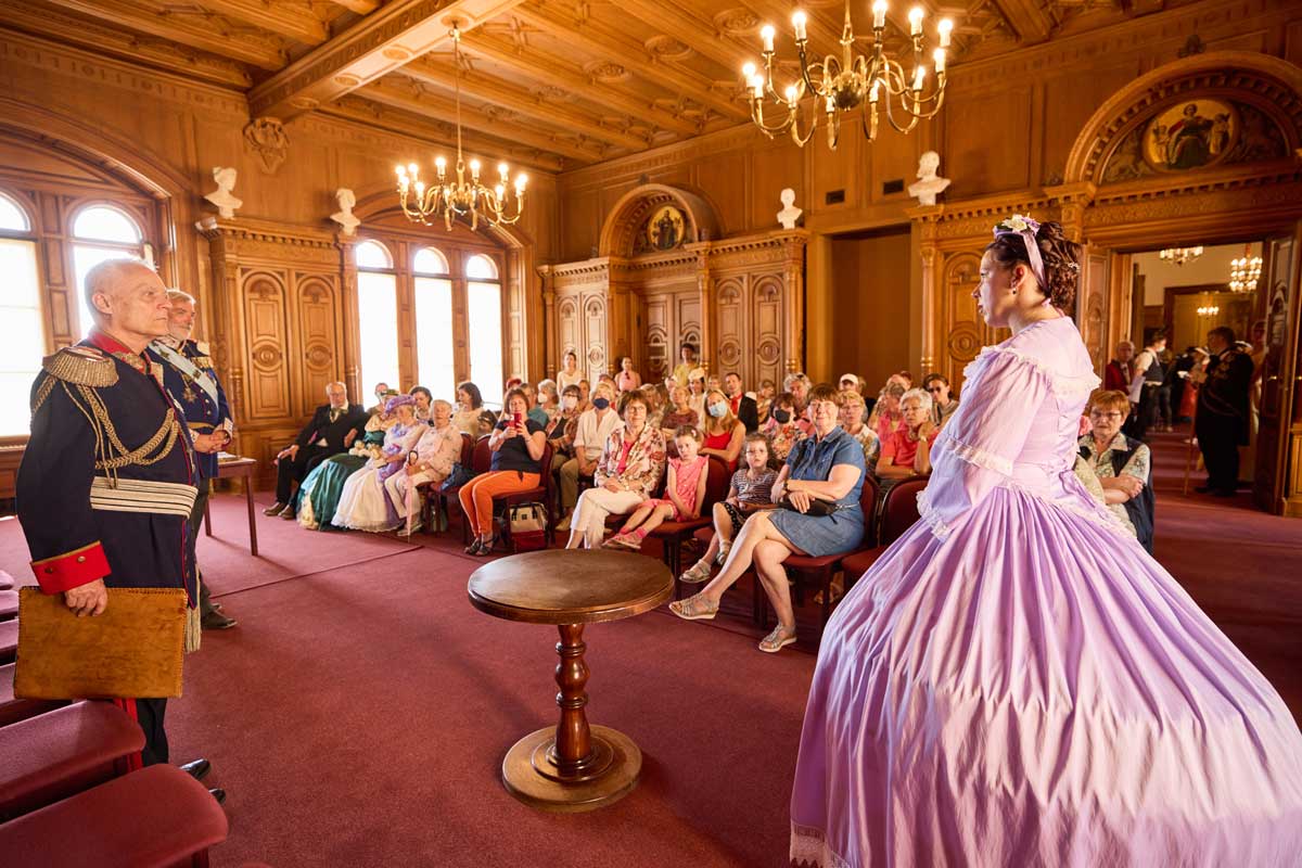 Beim historischen Schlossfest am Samstag können Gäste unter anderem an einer Audienz des Großherzogs teilnehmen, die nach historischem Vorbild gestaltet wird. Copyright Stadtmarketing Schwerin, Oliver Borchert