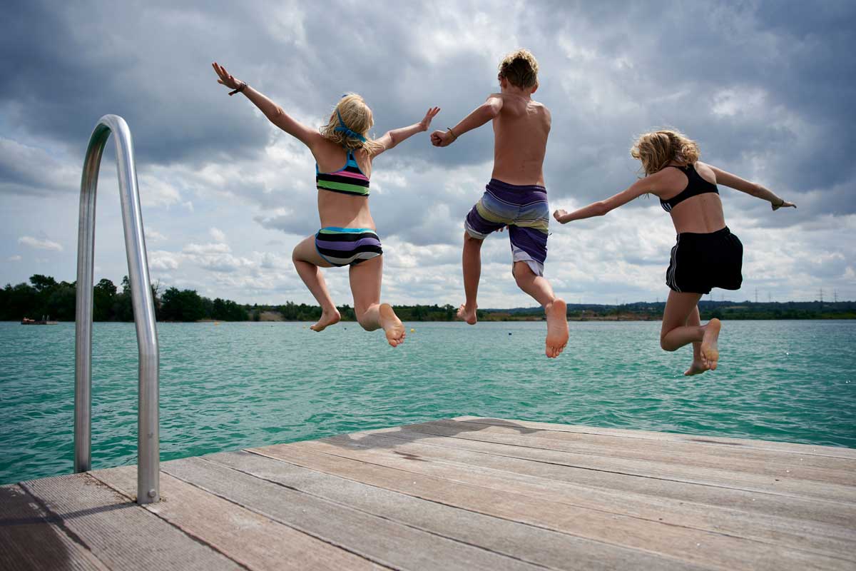 An warmen Tagen kann man sich in einem der vielen Seen im Land der 1000 Hügel erfrischen. Foto: djd/Kraichgau-Stromberg Tourismus e.V./Christian Ernst