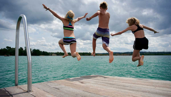 An warmen Tagen kann man sich in einem der vielen Seen im Land der 1000 Hügel erfrischen. Foto: djd/Kraichgau-Stromberg Tourismus e.V./Christian Ernst
