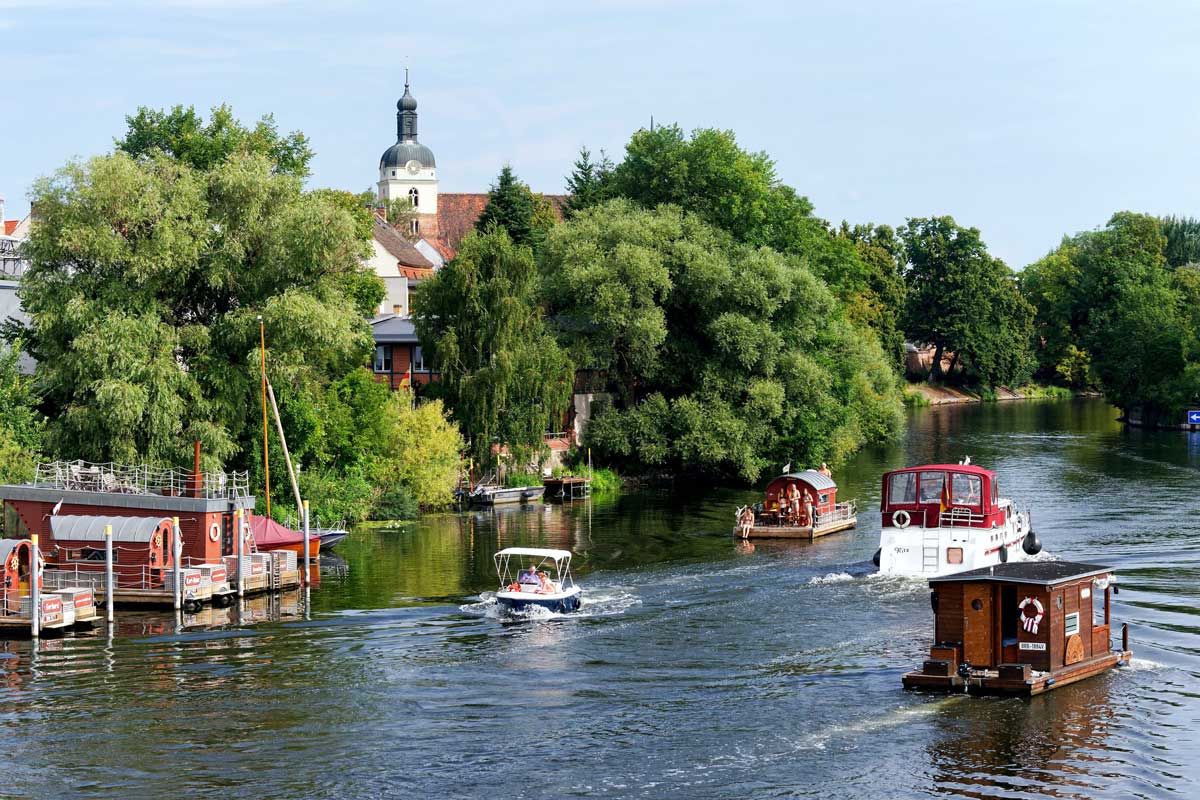 Tuckern und sich treiben lassen - Brandenburg vom Hausboot aus erleben