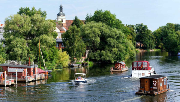 Tuckern und sich treiben lassen - Brandenburg vom Hausboot aus erleben