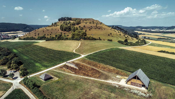 Entdeckerland für Kultur- und Naturliebhaber: Der Ipf erhebt sich als mächtiger Zeugenberg des Weißen Jura über der ehemaligen Reichsstadt Bopfingen. Foto: djd/Landratsamt Ostalbkreis/Chris Frumolt