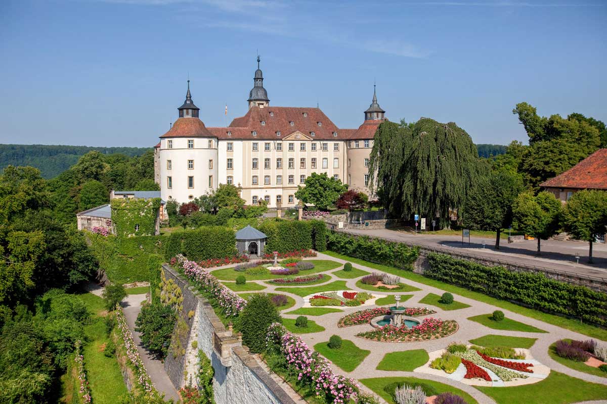 Eine der prächtigen Anlagen, die in der Broschüre "Hohenloher Gartenparadies" vorgestellt werden, ist der Barockgarten von Schloss Langenburg. Foto: djd/Hohenloher Gartenparadies/Achim Mende/Schloss Langenburg