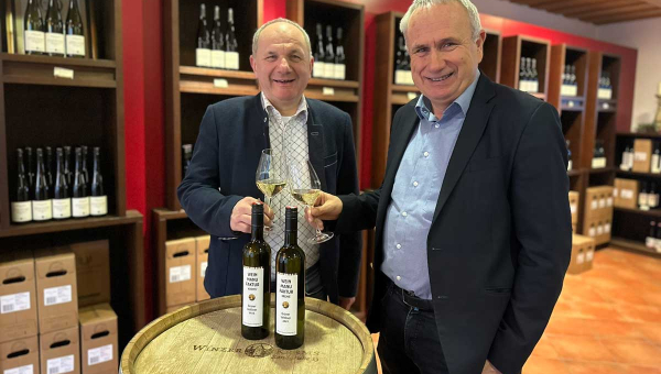 Der Obmann der WINZER KREMS, Florian Stöger (links), und Geschäftsführer Ludwig Holzer freuen sich über die Auszeichnung als bester Weißwein international im deutschen Lebensmittelhandel.