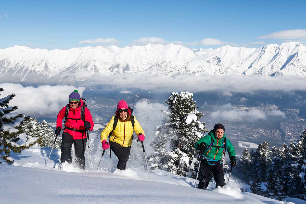 Schneeschuhwandern über dicke Schneedecken © hall-wattens.at