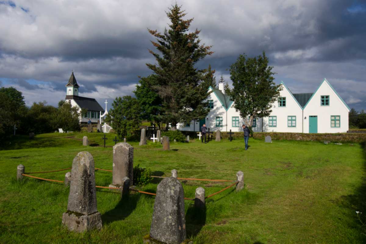 Pingvellir (das ist die isländische Schreibweise) war lange Zeit Mittelpunkt der Insel als  Freiluftparlament und Gerichtsplatz.