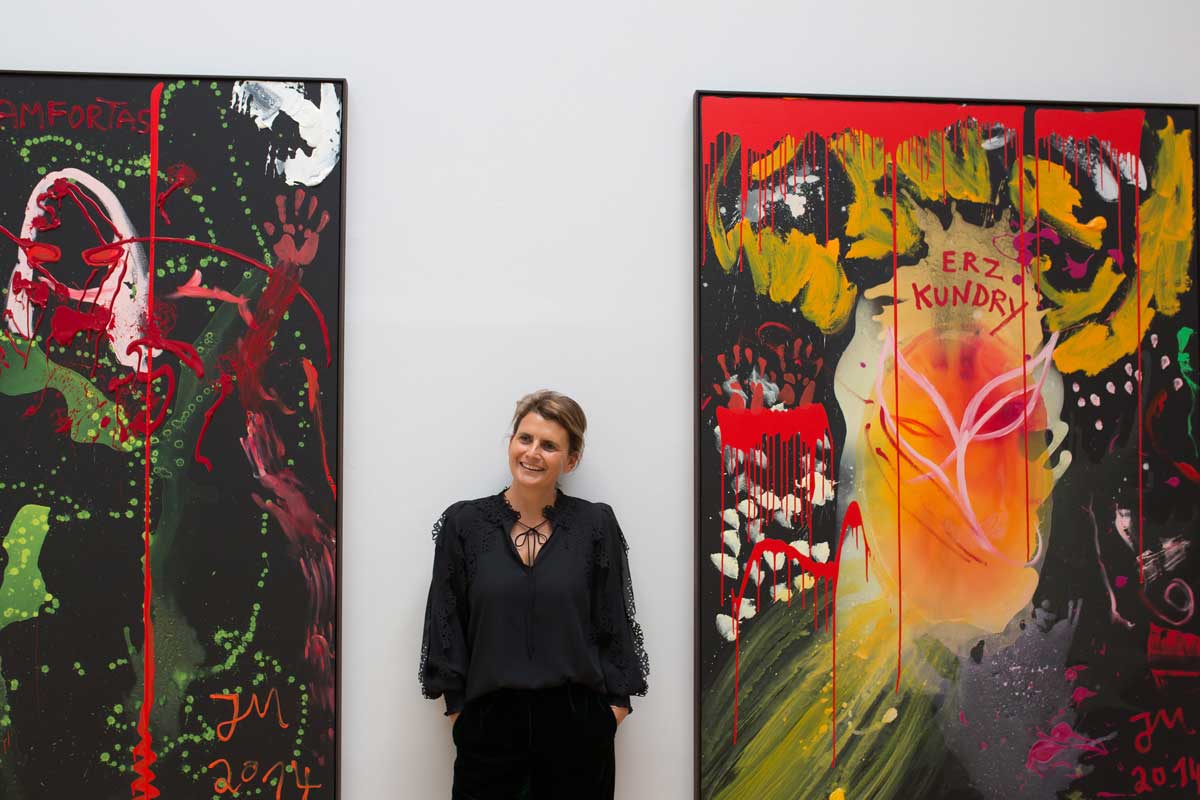 Andrea von Goetz mit Kunst von Jonathan Meese  © Rebecca von Rehn