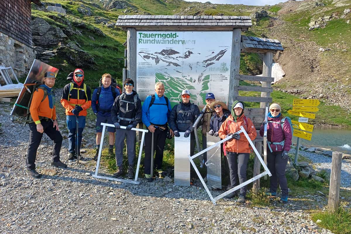 Der eindrucksvolle Themenweg „Gold und Eis im Wandel“ erstrahlt in neuem Glanz. Zu verdanken ist dies einer Gruppe junger Freiwilliger im Alter von 18-30, die im Rahmen der Umweltbergtage 2024, den Weg erneuerten.  Bild: Irene Raffetseder