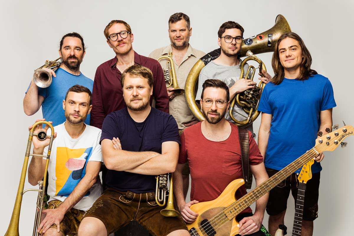 Stimmungsvoll: Die Jungs von „LaBrassBanda“ heizen mit einem energiegeladenen Stilmix ein. Foto: David Königsmann  Read more https://kunz-pr.com/fruehlingserwachen-pitztal/