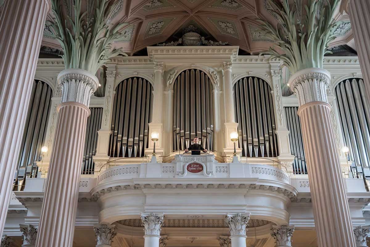 Nikolaikantor Markus Kaufmann auf der Orgel-Empore der Nikolaikirche - Foto: Porsche AG