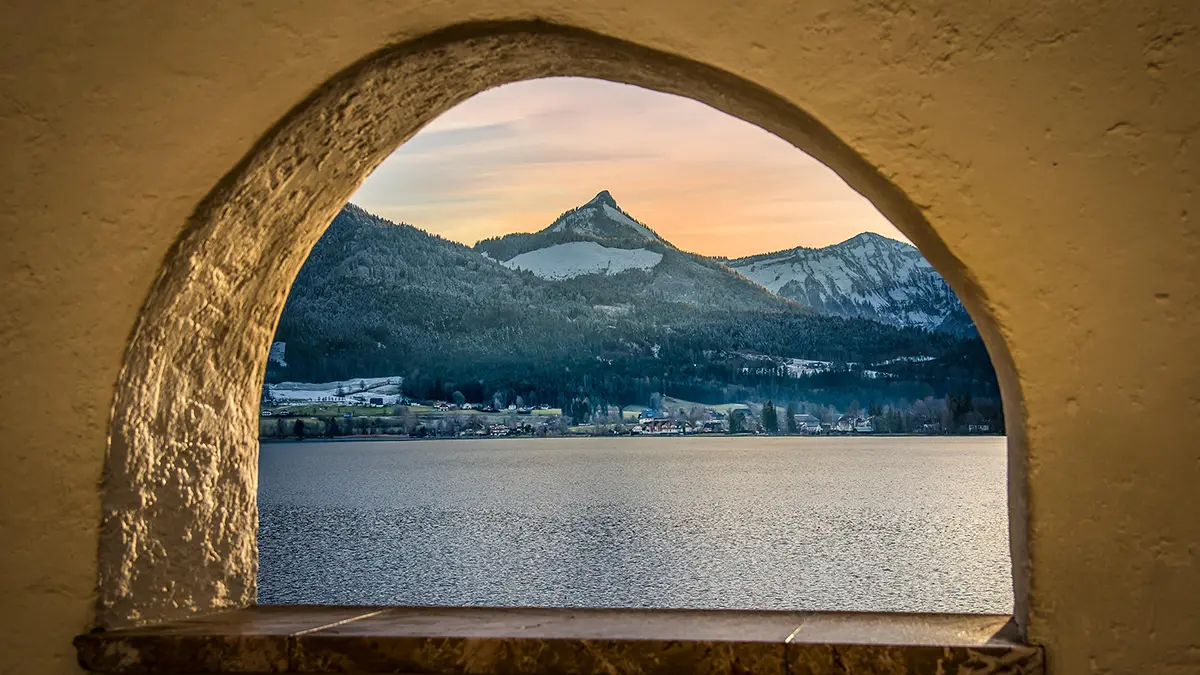 Neues Sehen - Berge am Wolfgangsee im salzkammergut - durch ein Fenster