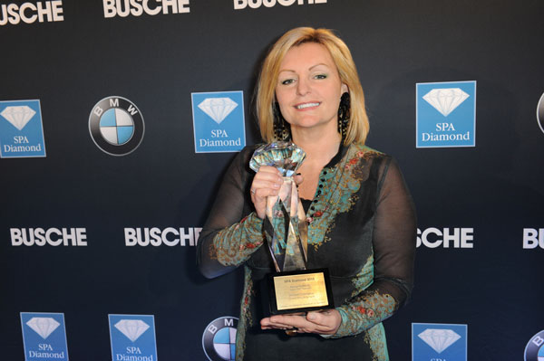 Luise Köfer erhält den Spa Diamond Award 2015 Bild: Vinoble