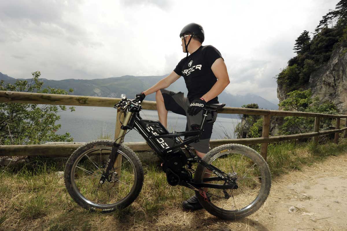 Bis zu 2.000 Watt Motorleistung sorgen beim Mountainbike mit E-Power für gehörigen Spaß abseits befestigter Wege. Foto: djd/Hartje