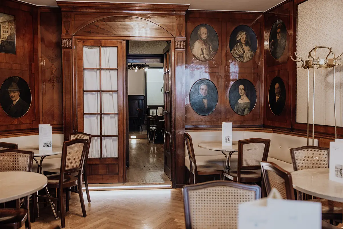 Das gemütliche Ambiente des Café Tomaselli ist bei Salzburgern sowie Besucher der Stadt beliebt. © Creating Click OG Das gemütliche Ambiente des Café Tomaselli ist bei Salzburgern sowie Besucher der Stadt beliebt. © Creating Click OG