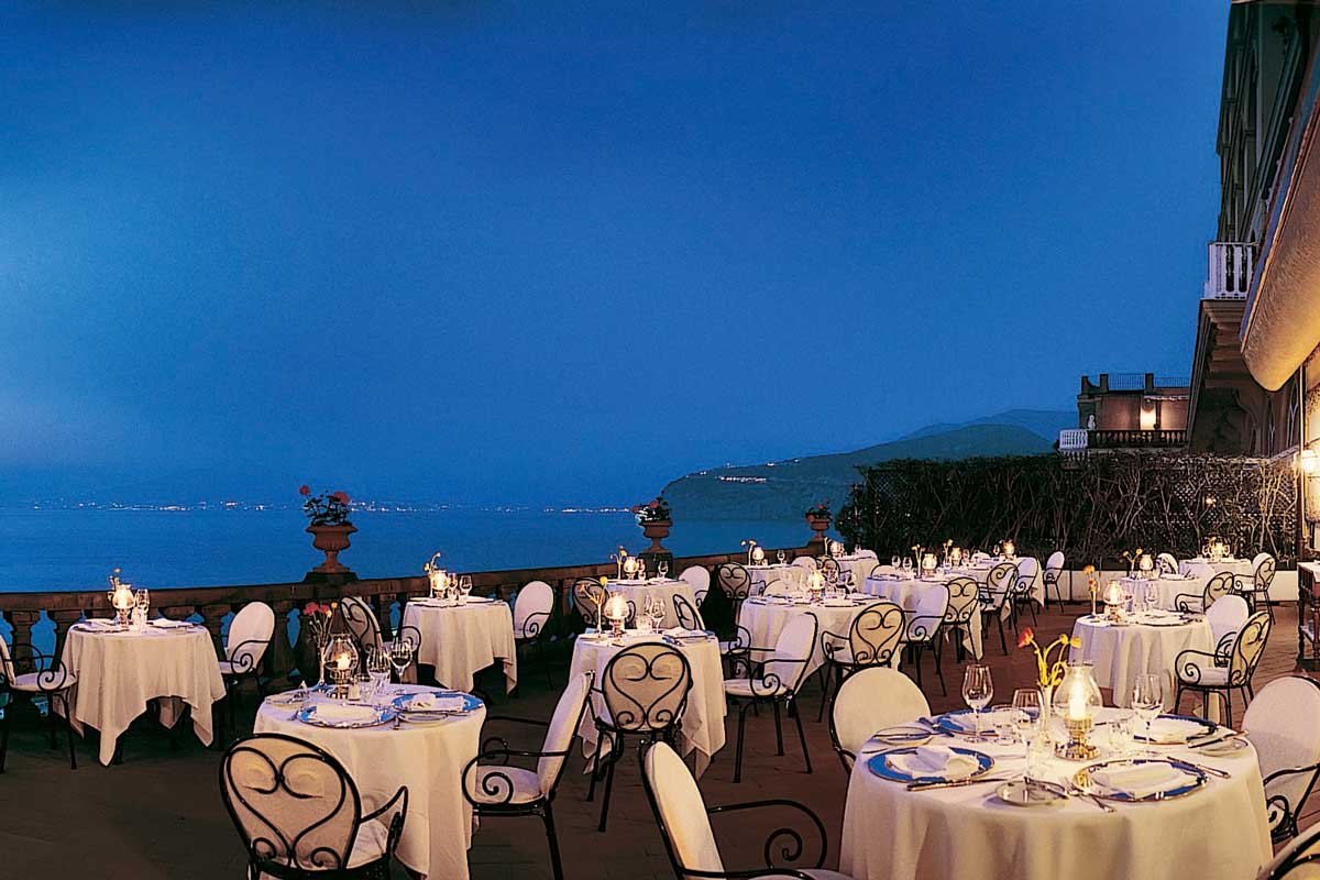 Die Sonnenterrasse des Grand Hotels thront oberhalb der Steinklippen  Bild Grand Hotel Excelsior Vittoria