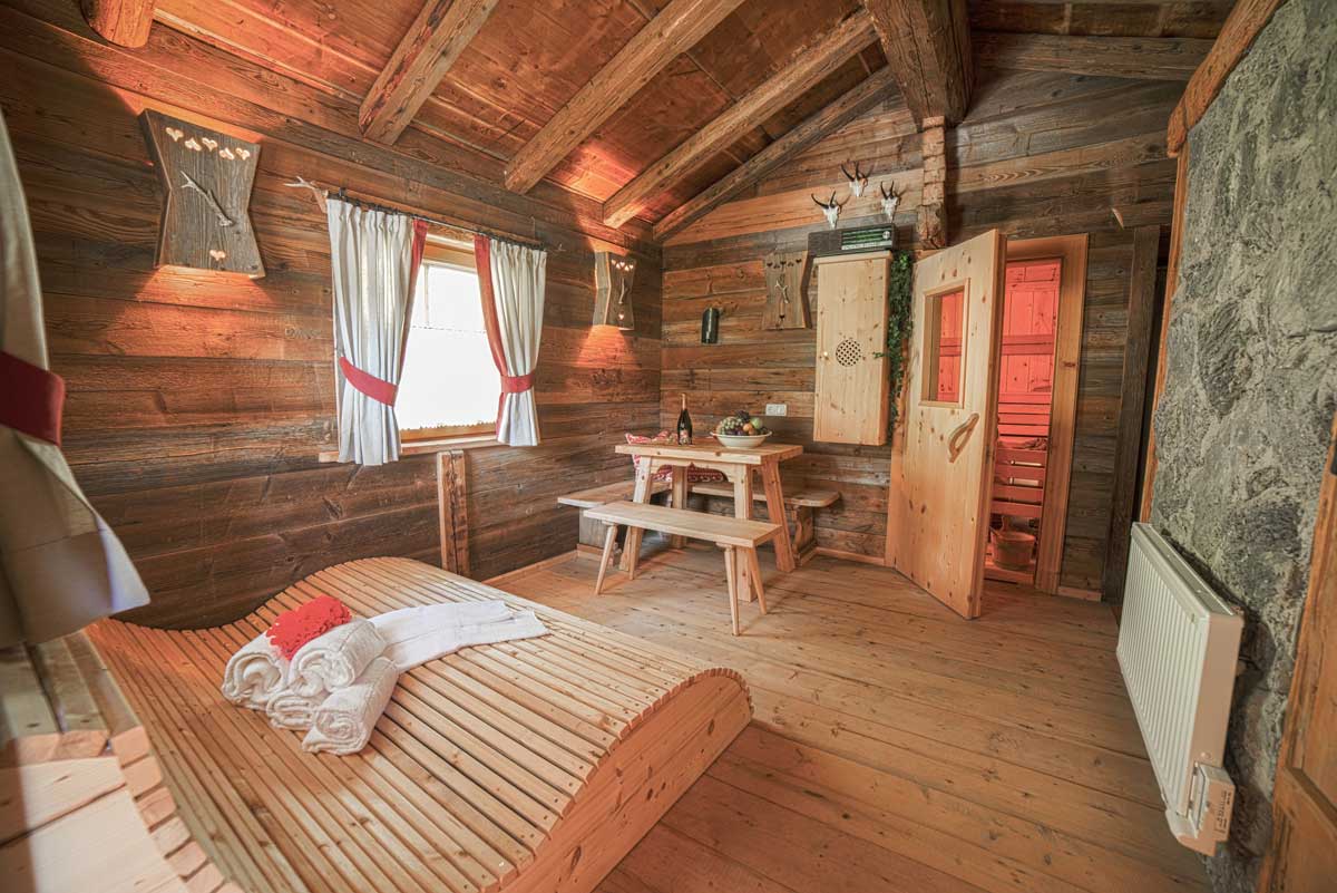 Uriger Ruheraum mit Doppelliege bei der Zirbensauna Bild: Blitzlicht Brunner /Naturdorf Oberkühnreit Uriger Ruheraum mit Doppelliege bei der Zirbensauna Bild: Blitzlicht Brunner /Naturdorf Oberkühnreit