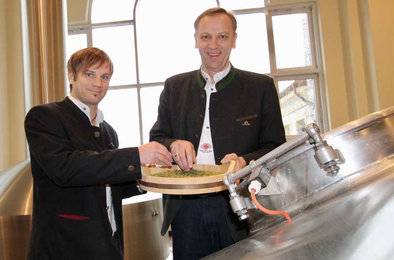 Die Weltenburger Braumeister Leonhard Resch (re.) und Ludwig Mederer (li.) freuen sich über den Gewinn der Silbermedaille beim renommierten "World Beer Cup". Foto: obx-news/Brauerei Bischofshof