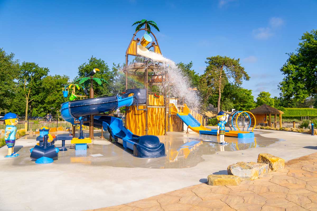 Bunter Wasserspielplatz mit Rutschen und Fontänen im Landal Spraypark – ideales Sommerabenteuer für Familien mit Kindern.