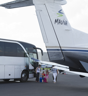Vom Bus bequem ins Flugzeug (c) Mauiva