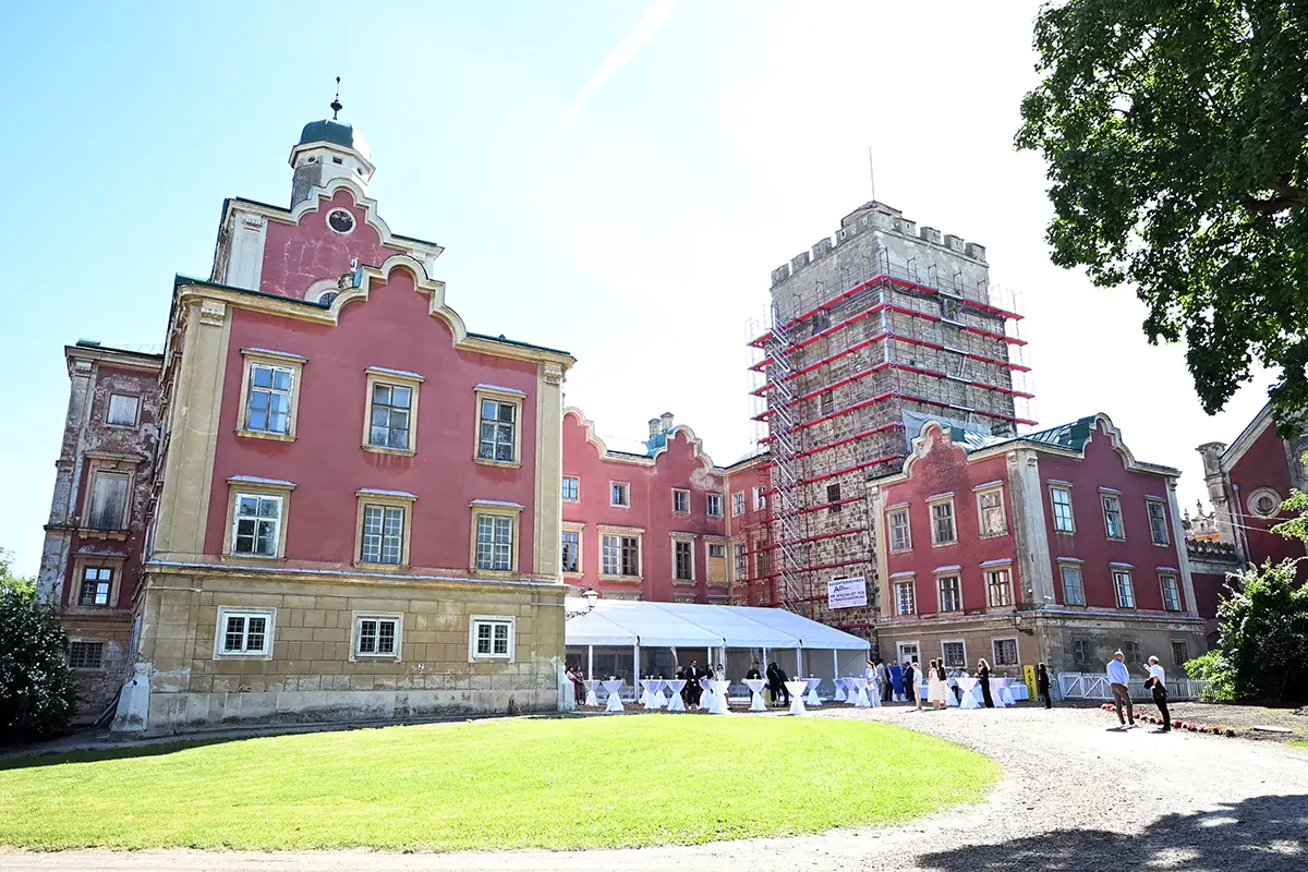 Schloss Prugg in Bruck an der Leitha mit rosafarbener Fassade, Park und restauriertem Turm