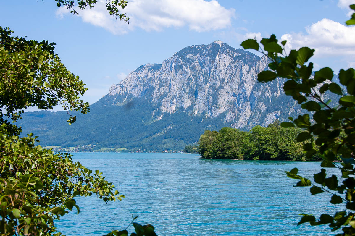 Blick auf den Attersee vom Südufer auf den See und das Höllengebirge  Bild: (c) TippsMedia/Gottfried Pattermann