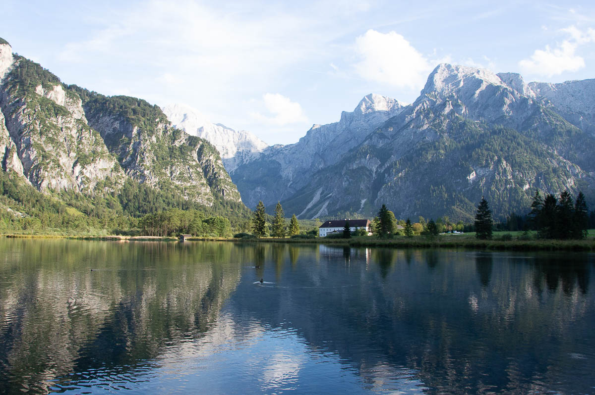 Bergsee, eingerahmt von steilen Felswänden: Der Almsee im Toten Gebirge  © TippsMedia/Gottfried Pattermann