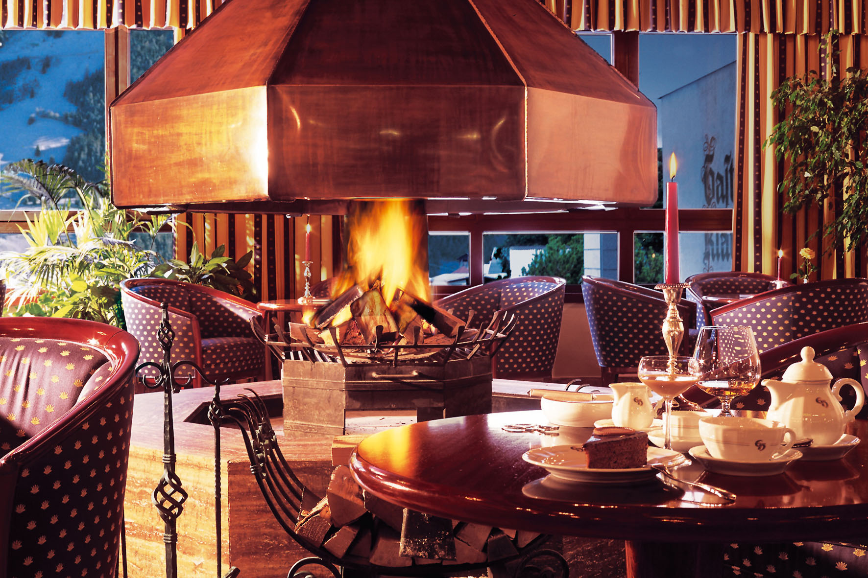 Einen langen Tag im Schnee beschließt man am besten vor dem prasselnden Kamin.  djd/Europäischer Hof