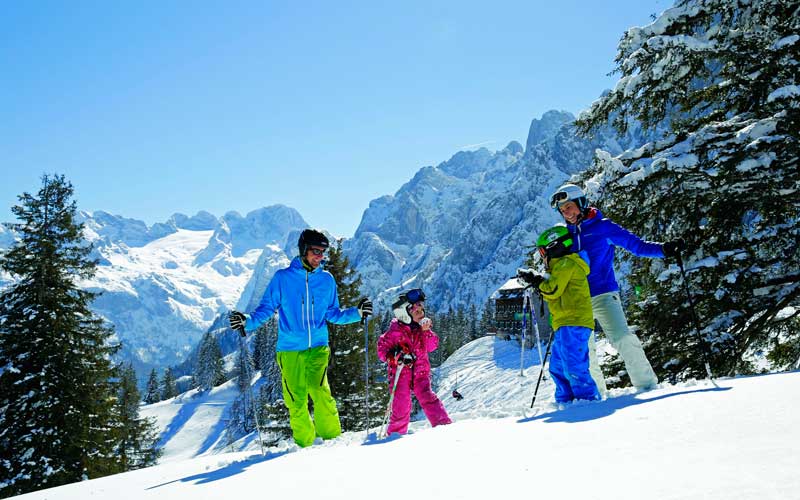 Familie auf der Skipiste (c) Bergbahnen Dachstein West/H.Raffalt