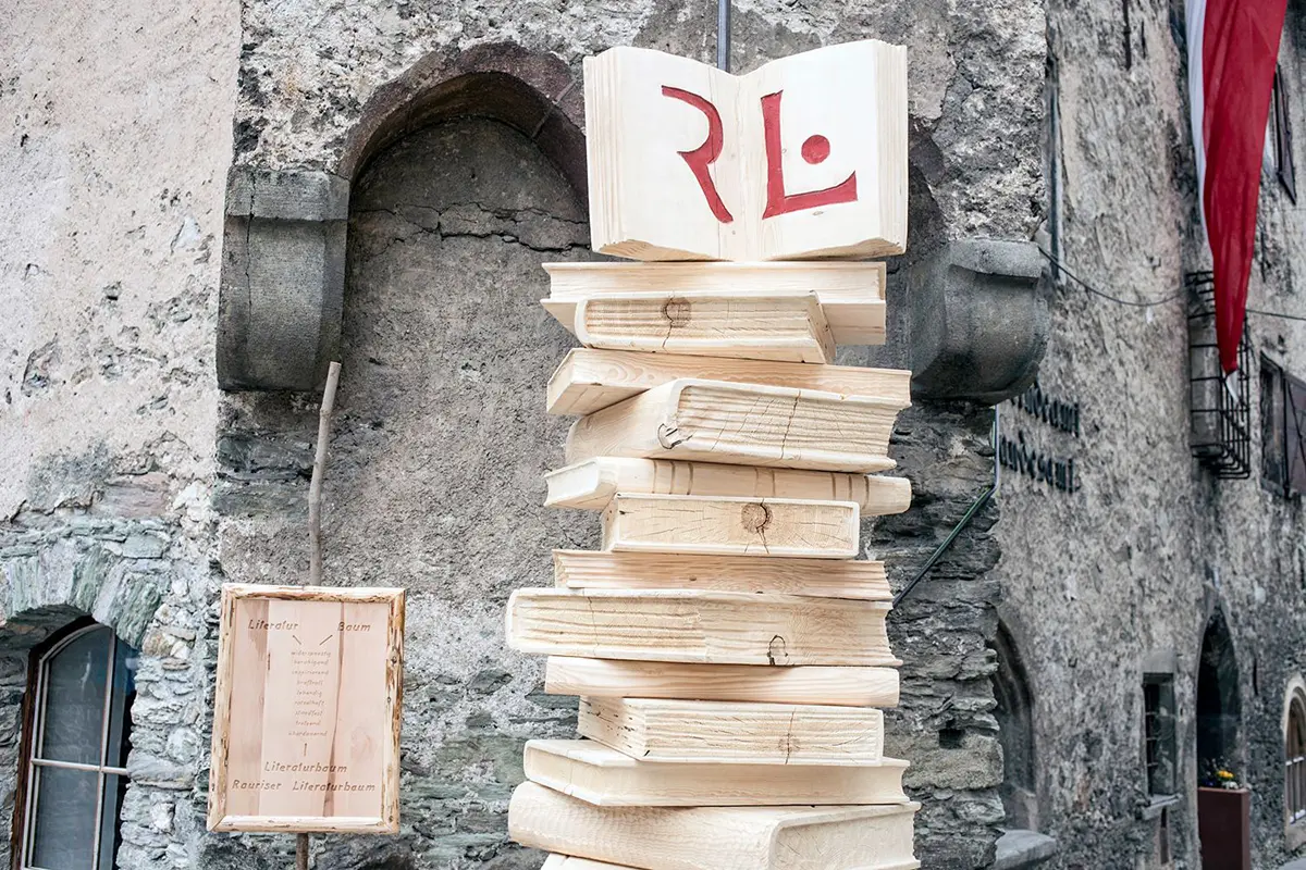 Literaturbaum vor dem Mesnerhaus in Rauris  Bild: TVB Rauris/Florien Bachmeier