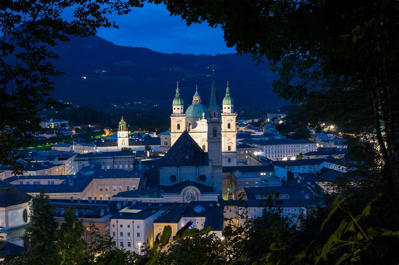 Die Salzburger Altstadt im blauen Abendlicht, der Dom angestrahlt als weißer Kontrast