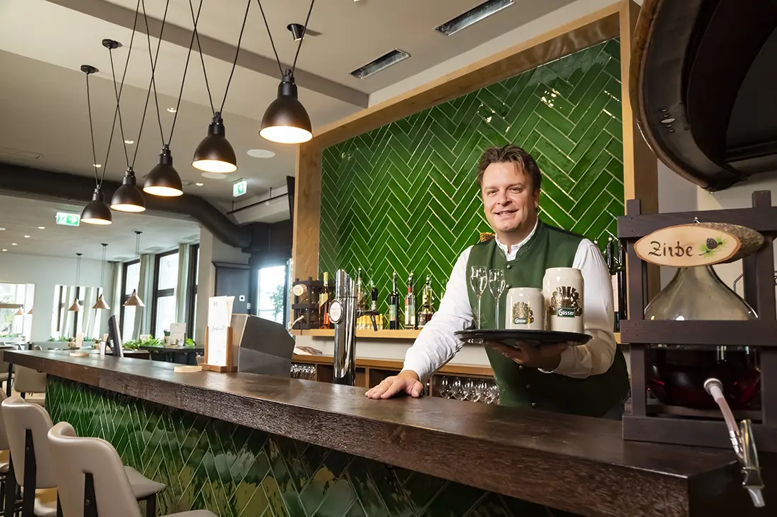 BU:Gösser Bräu Wirt Robert Grossauer verkauft das Bier zu Heller Preisen!  Bild: Copyright Gösser Bräu Graz