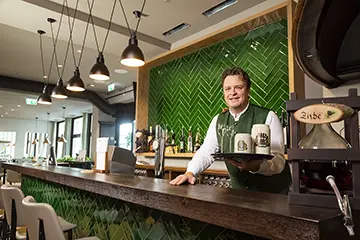 BU:Gösser Bräu Wirt Robert Grossauer verkauft das Bier zu Heller Preisen!  Bild: Copyright Gösser Bräu Graz