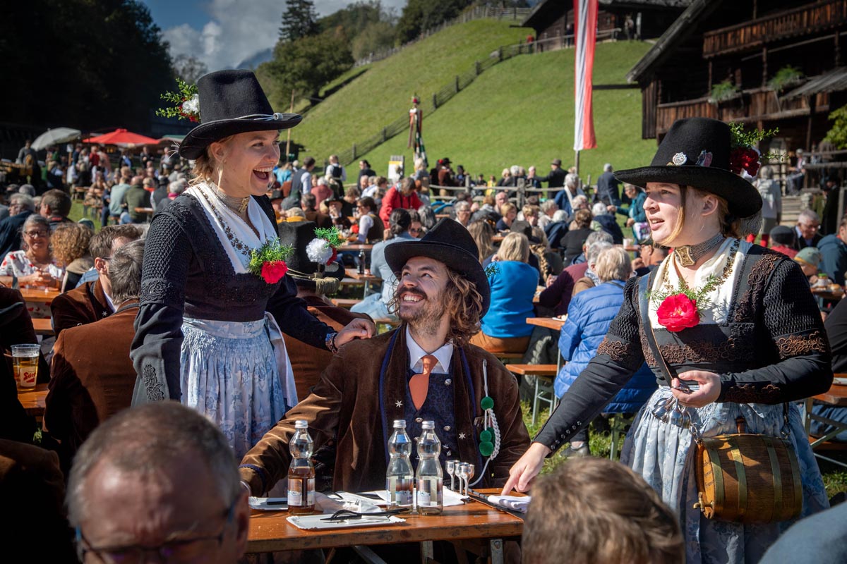 Traditioneller Kirchtag 2025 in Kramsach - Menschen in Tiroler Tracht sitzen um ein Tisch und Feiern
