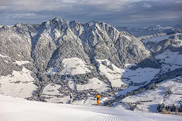 Ski Juwel Alpbachtal Wildschönau ist Österreichs „Aufsteiger des Jahres“ - verschneite Berge mit Blick in Tal