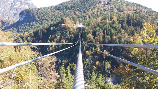 Die highline179 nähert sich der baulichen Vollendung, vier Tragseile sind gespannt und die Eröffnung rückt in greifbare Nähe. Bild: Naturparkregion Reutte