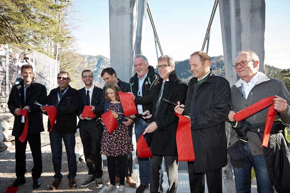 v.l.n.r.: Ing. Paul Nessler, Arch. Armin Walch, Ing. Martin Kathrein, Stefan Lochbihler mit Tochter Sophie, Hermann Ruepp, Bgm. Alois Oberer, LHStv. Josef Geisler, VizeBgm. Dietmar KolerBild: Naturparkregion Reutte