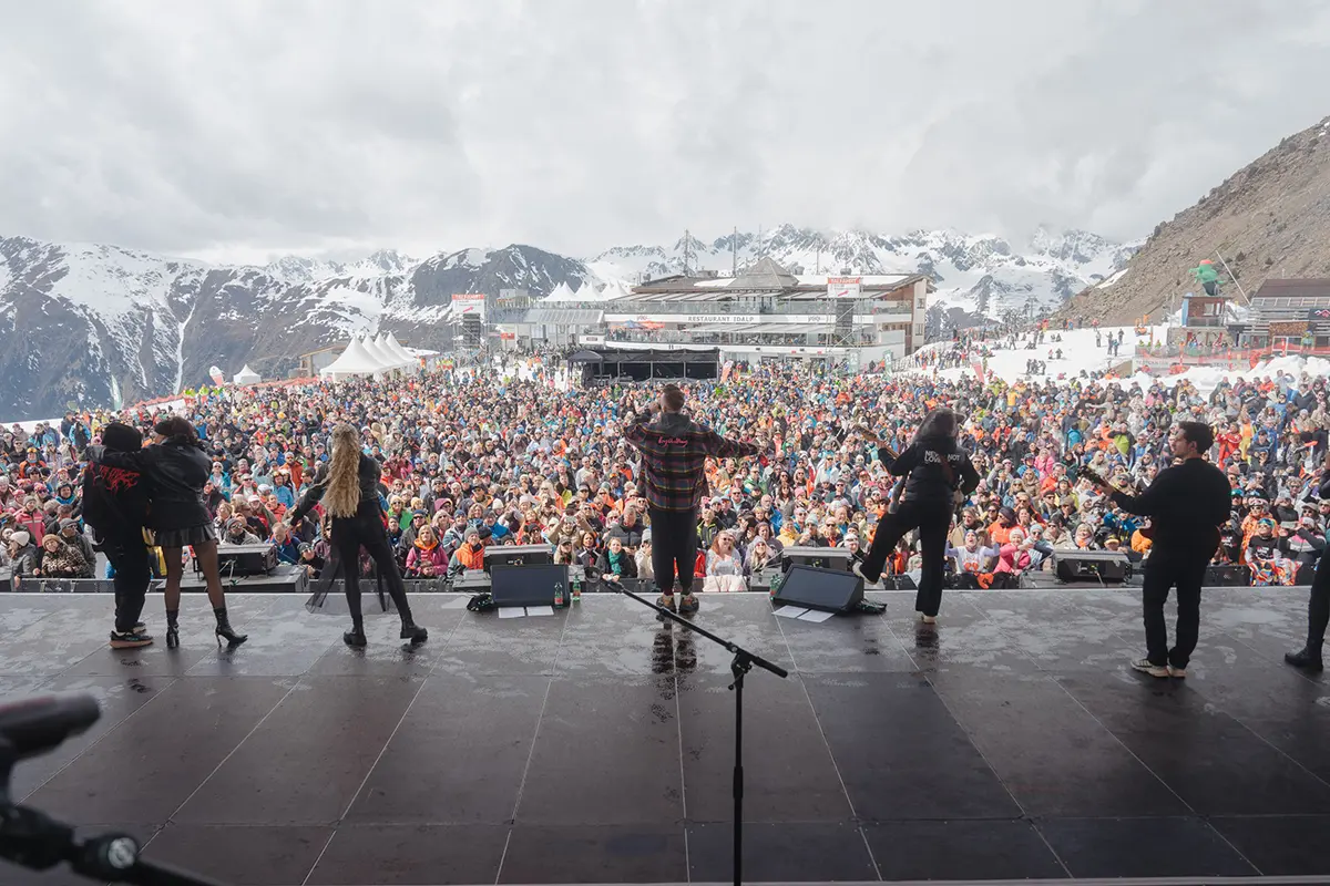 Zwischen Wetterkapriolen und Schlagergefühlen hoch über den Silvretta Alps: Ben Zucker lässt die Idalp beben  © flomitteregger