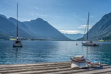 Lesen zwischen Berg und See: die malerische Kulisse des Achensees bietet den Rahmen für die achensee.literatour.   Bild: Achensee Tourismus