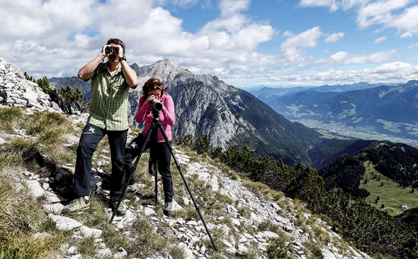 Mit Guide tief in die Bergwelt – Alpentieren und unvergesslichen Eindrücken auf der Spur. Foto: Region Hall-Wattens/akz-o